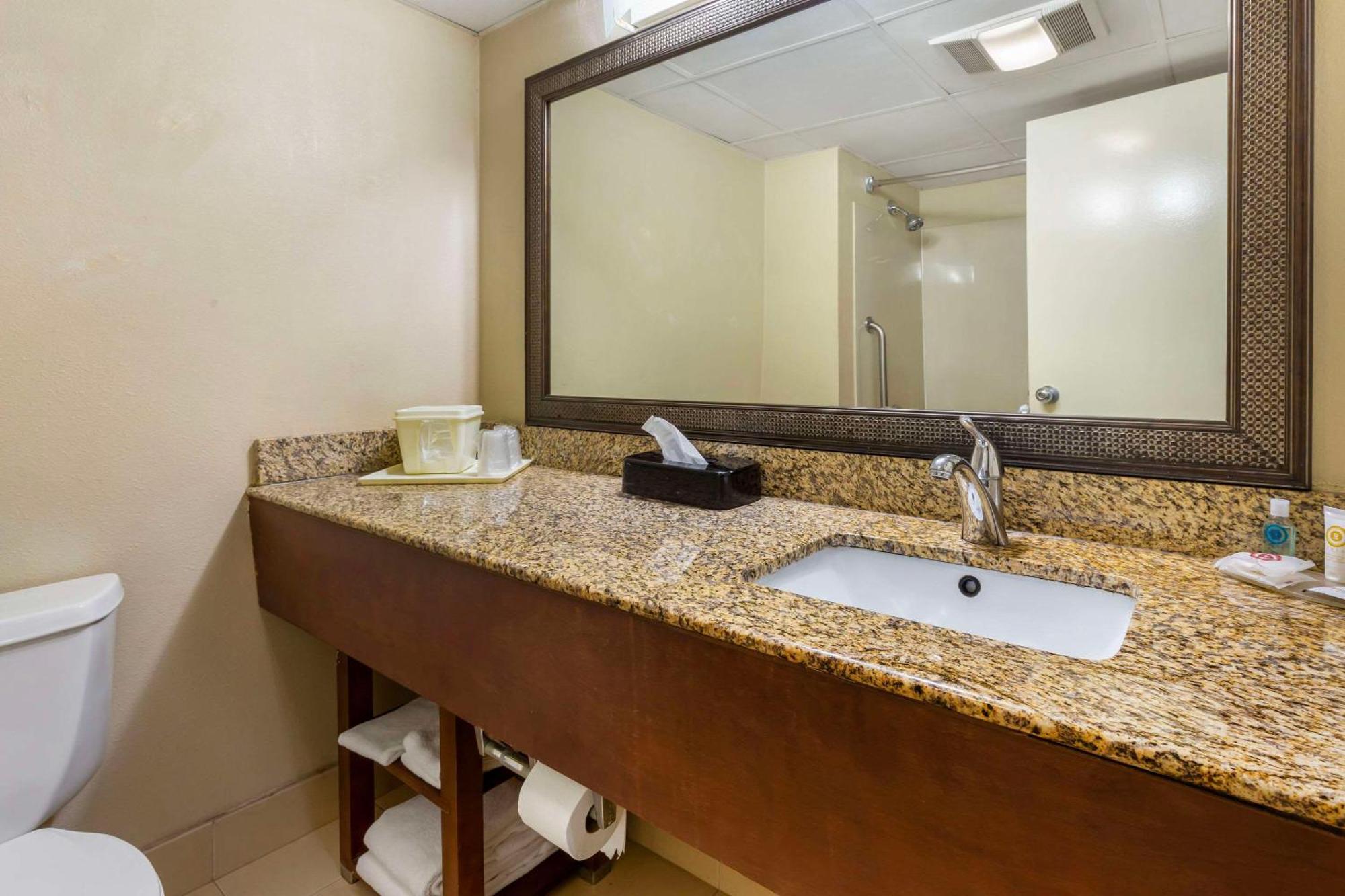Clarion Pointe Research Triangle Park Durham Hotel Екстериор снимка